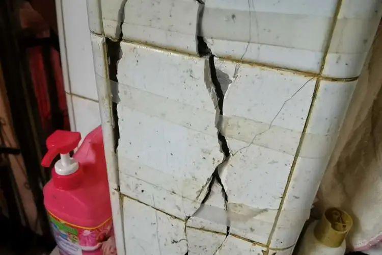 上海66岁阿姨：就怕造成生命危险！瓷砖开裂近1厘米，涂料层脱落...加梯的锅？若想检测，自费2万→
