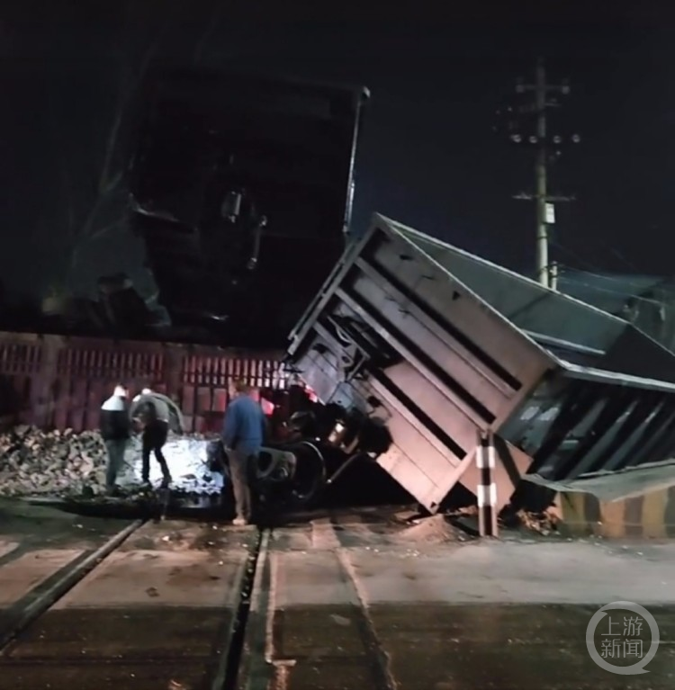 河南登封一货运火车与大货车相撞 河南登封事故