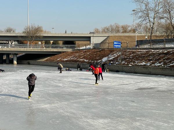记者探访北京多处“滑野冰”场地：冰窟窿无处不在，千万当心