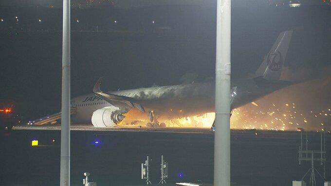 日本东京羽田机场跑道发生火灾 日本东京羽田国际机场飞机起降视频
