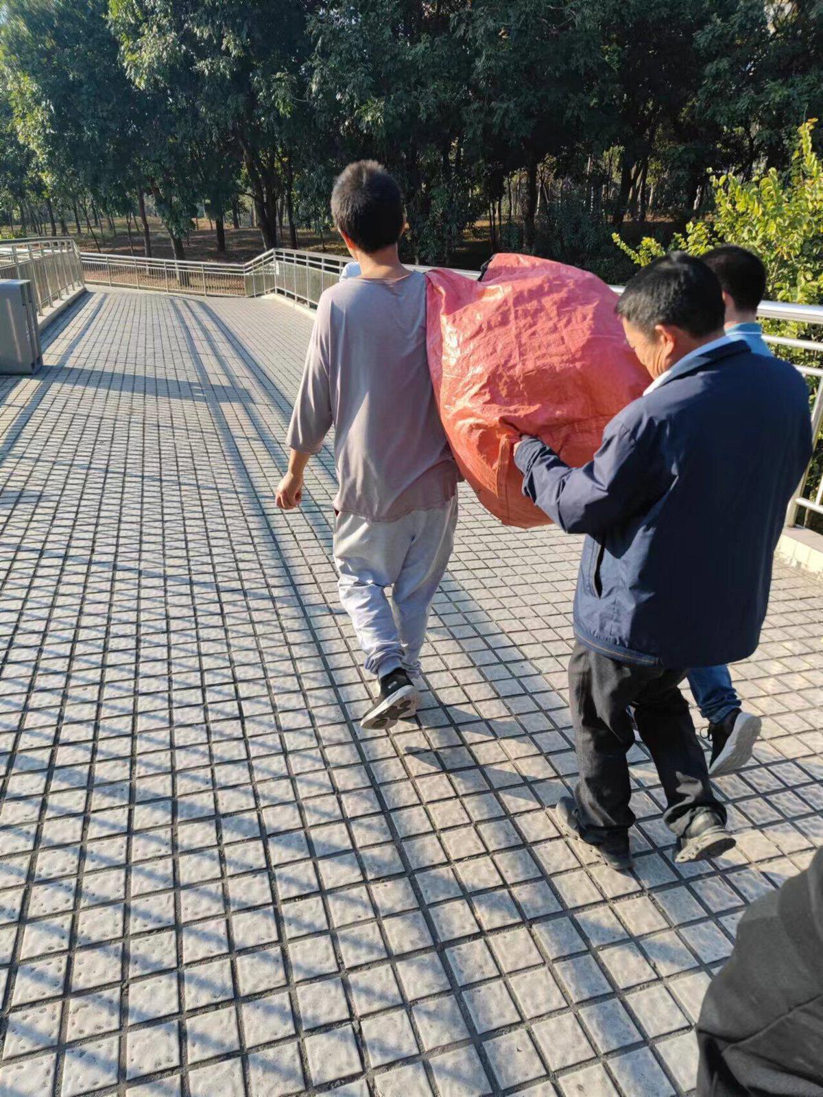 深圳山中野居8年的男子终于见到家人，11位亲友接他回家，“很难想象他这8年怎么过的”