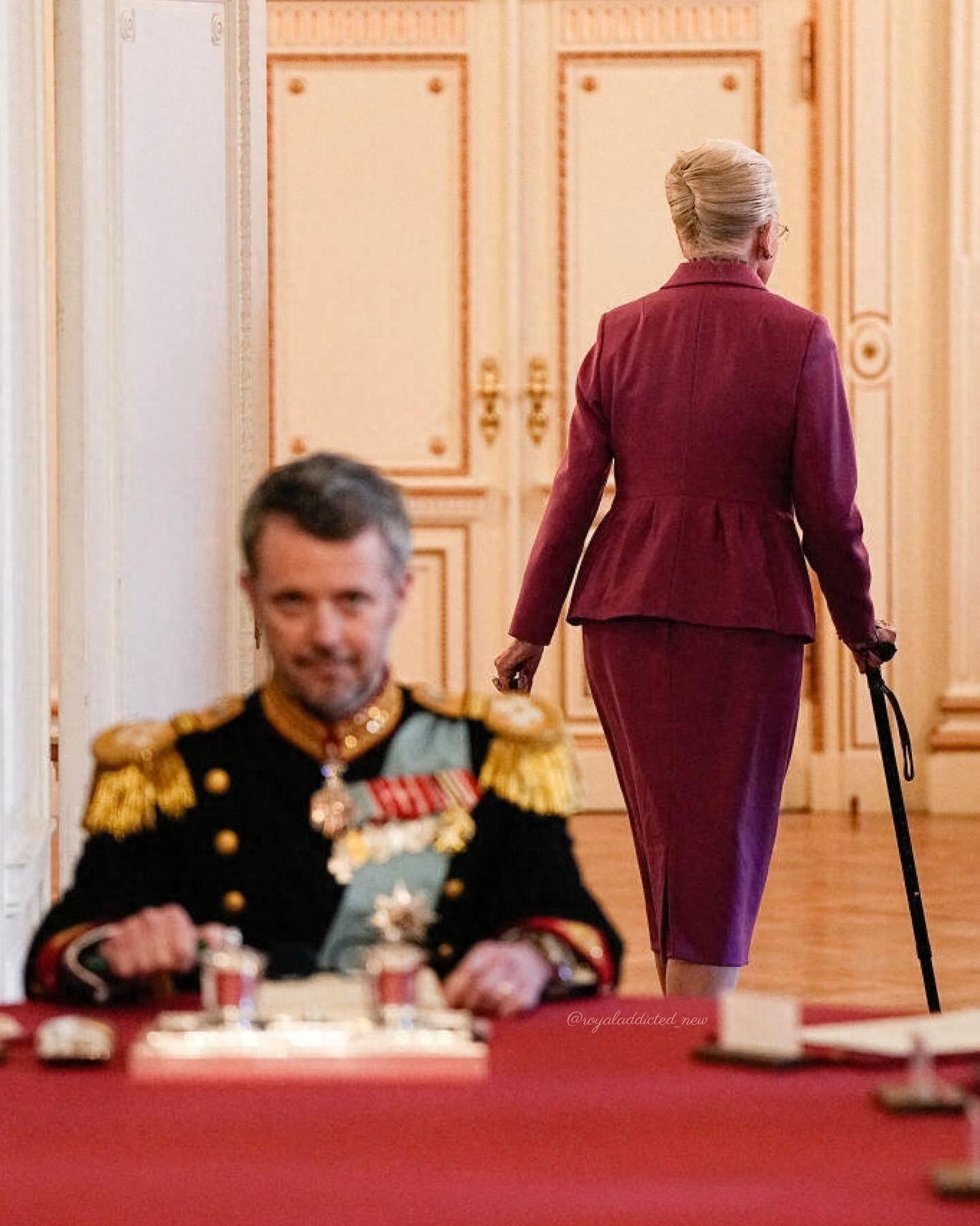 丹麦女王独自离开的背影照火了！很悲伤，新国王笑得乐开花引热议