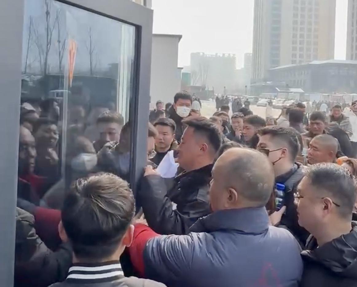 暴利预期下，郑州上千人排队赶烟花爆竹销售“办证”