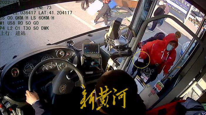 残疾老人与公交司机争吵猝死，司机半小时后打120，公交公司被判担责