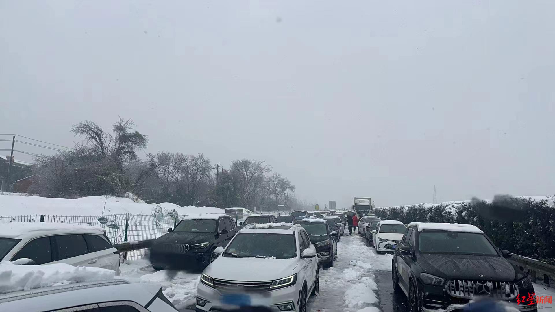 湖北暴雪致约30条高速路关闭，车辆一夜行进不到2公里，村民自发送热水泡面