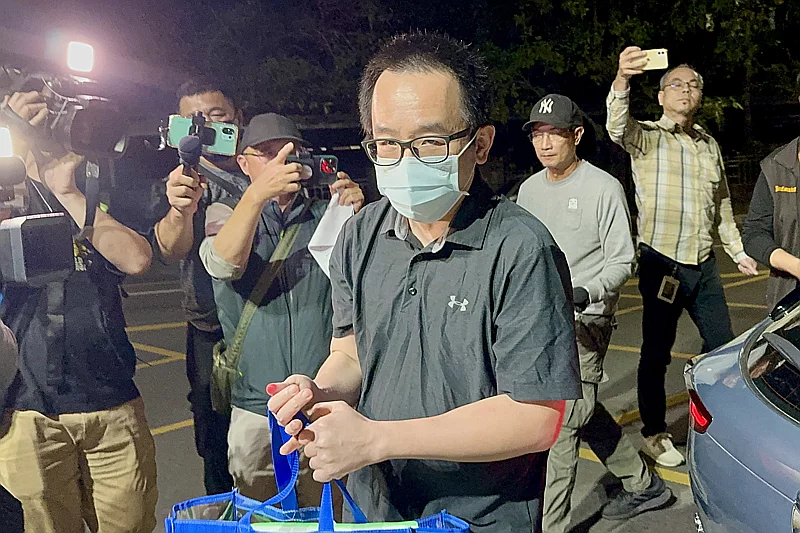 陈水扁之子获假释出狱，深夜发文叹“如一场梦”，岛内网友嘲讽