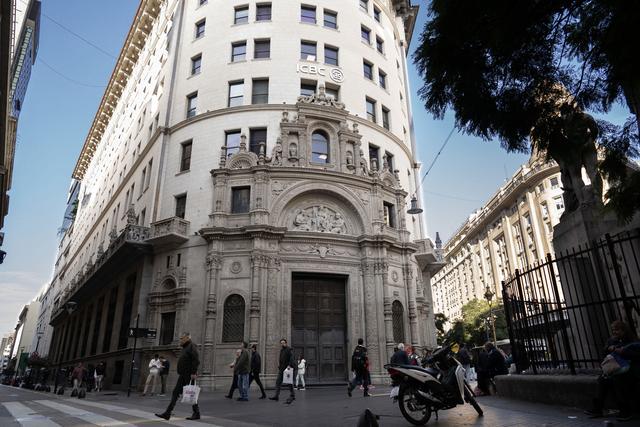 近12年首次！阿根廷总统米莱上任两个月便实现财政盈余，但高通胀、高贫困率等诸多经济问题仍待解……