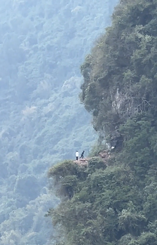 广西游客在悬崖边石台打卡场面惊险，景区：有裂缝，放了危险标识