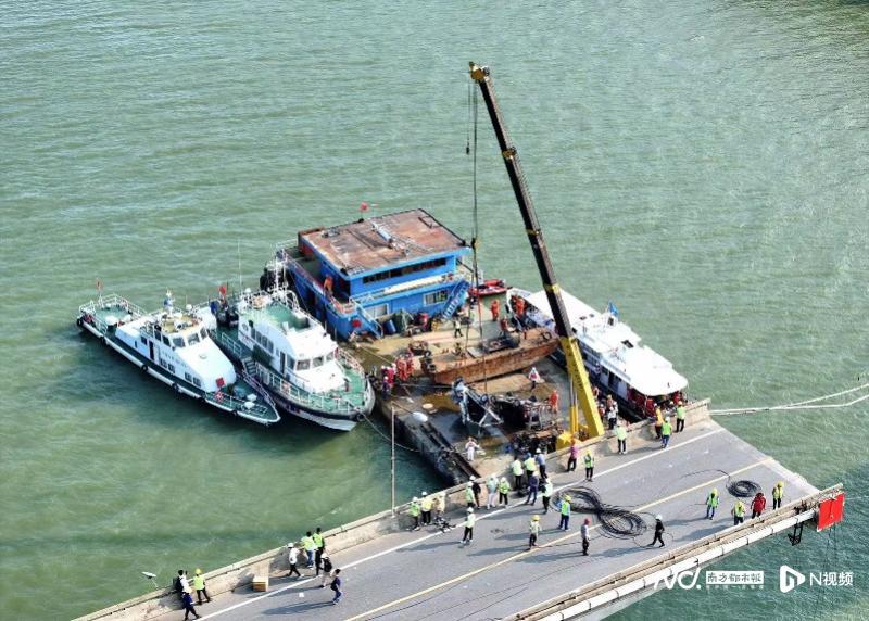 广州沥心沙大桥事故第二辆落水车被捞起，损毁严重已完全变形