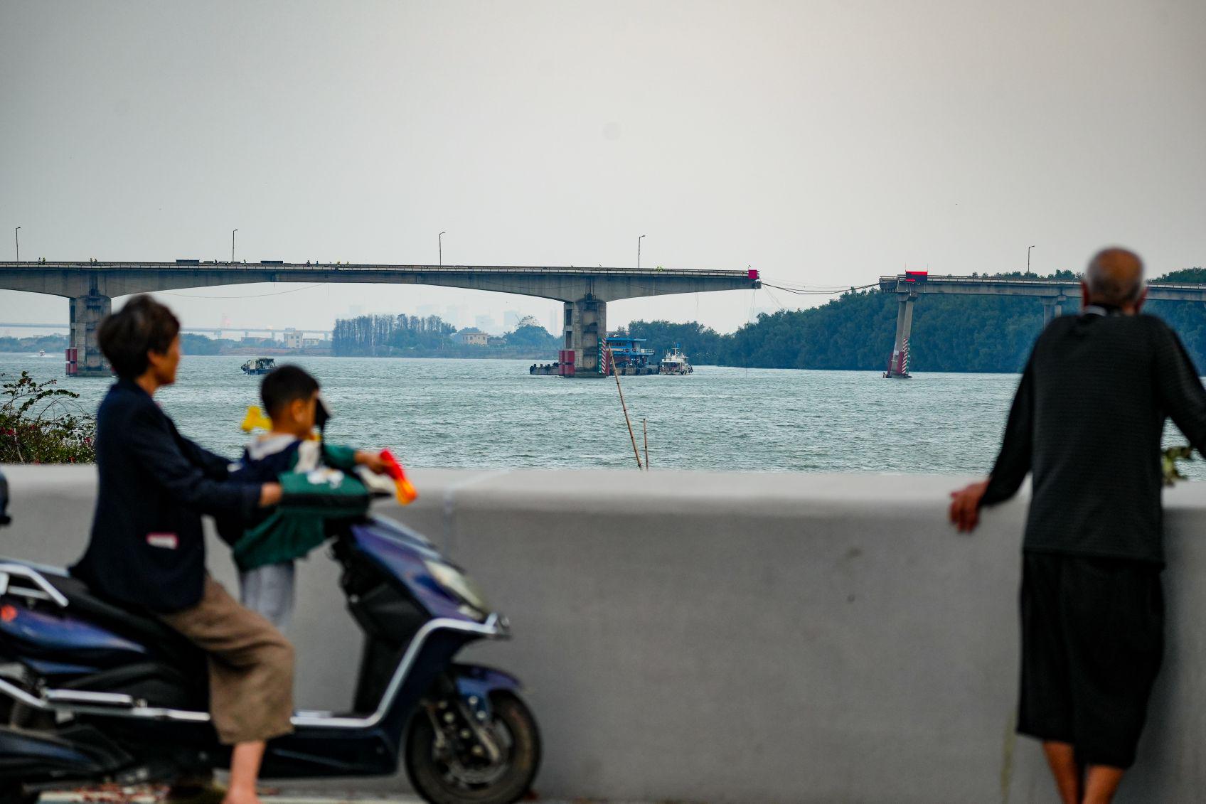 凌晨5点半的广州沥心沙大桥，那些为生计奔波的人们随桥面坠落