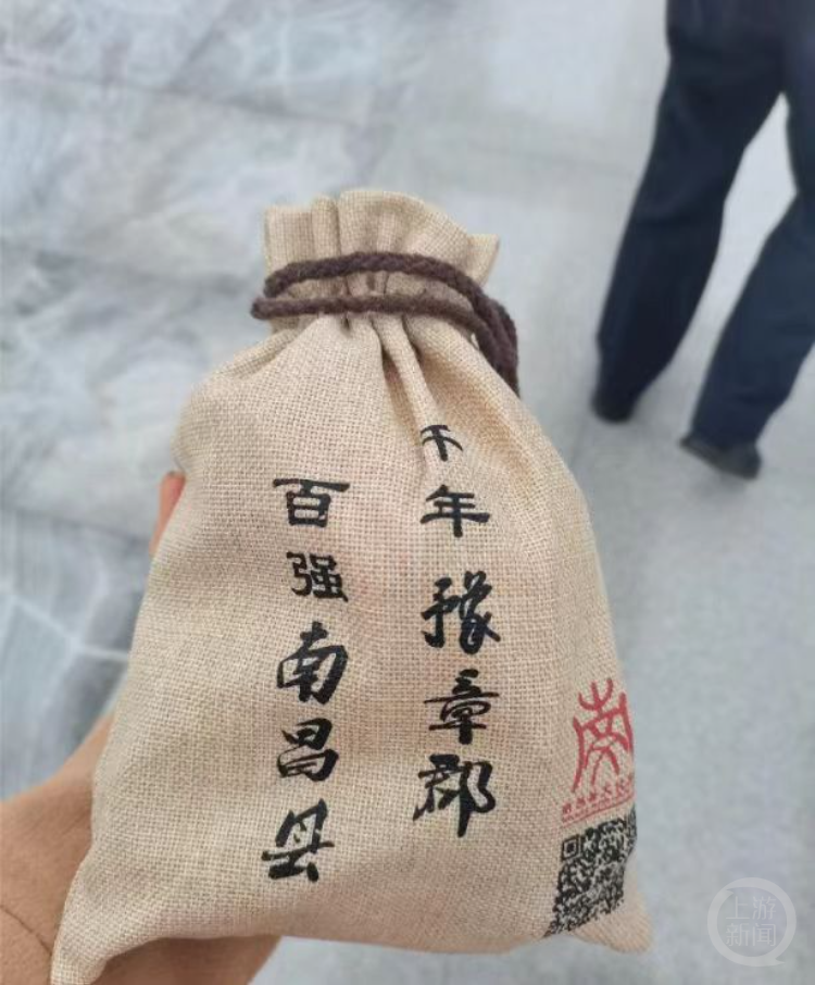 女子在南昌高铁站领到免费零食袋，文旅局：共发放了1万份