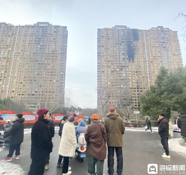探访南京失火小区：多楼栋架空层仍停有电动车 有人称朋友一家五口在火灾中去世