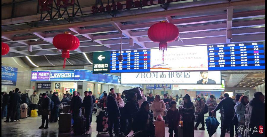 媒体深夜探访上海火车站，出租车不打表10公里收160元，现场管理员摊手不管