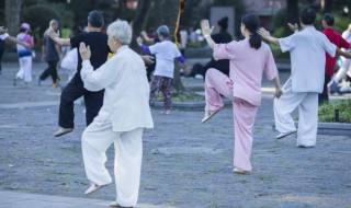 适合70岁穿的裤子 老年人如何穿衣服