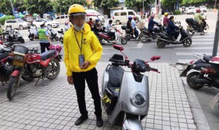 骑电动车带人需要戴头盔吗（骑电动车带人需要戴头盔吗女生）