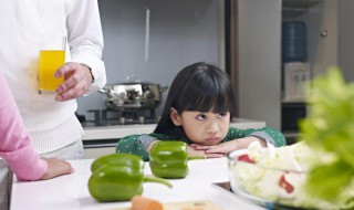 宝宝吃饭含着不咽怎么办 宝宝吃饭含着不咽怎么办呢